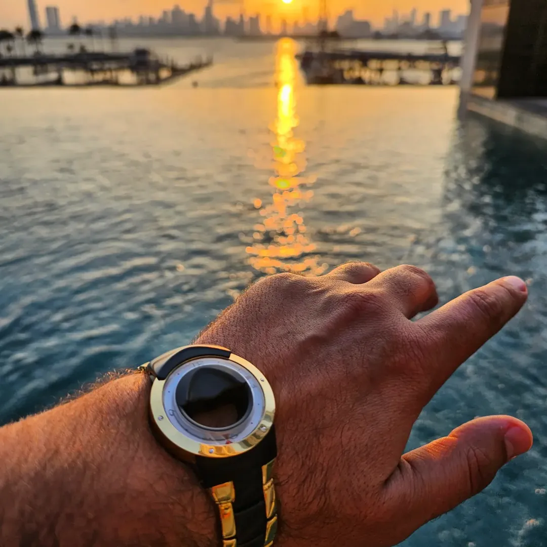Poveste de viață , Dubai sunset